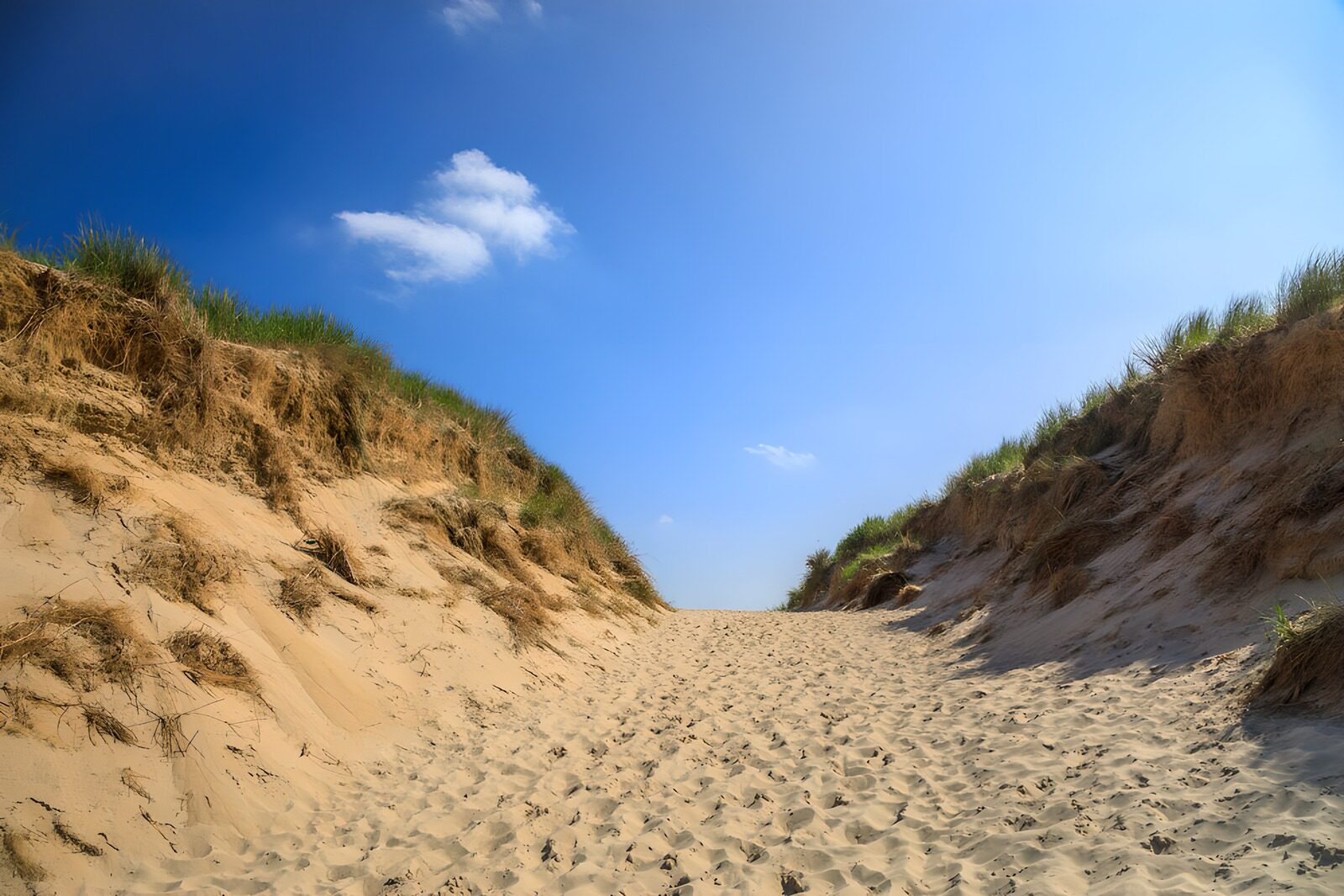 HPDK78476: Hvor sandstien møder den blå himmel