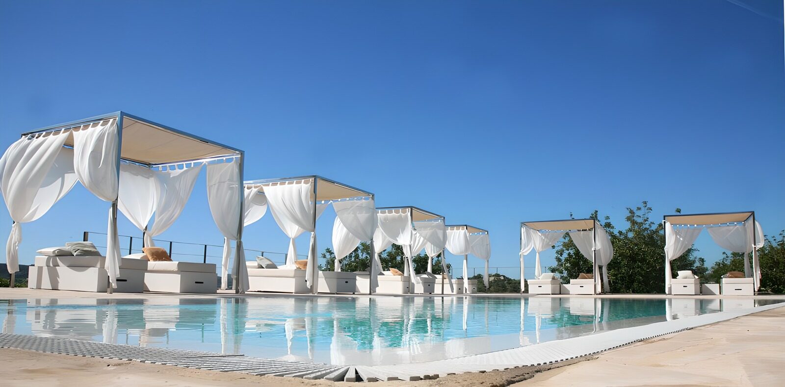 HPDK42921: Pool med hvide himmelsenge i solen