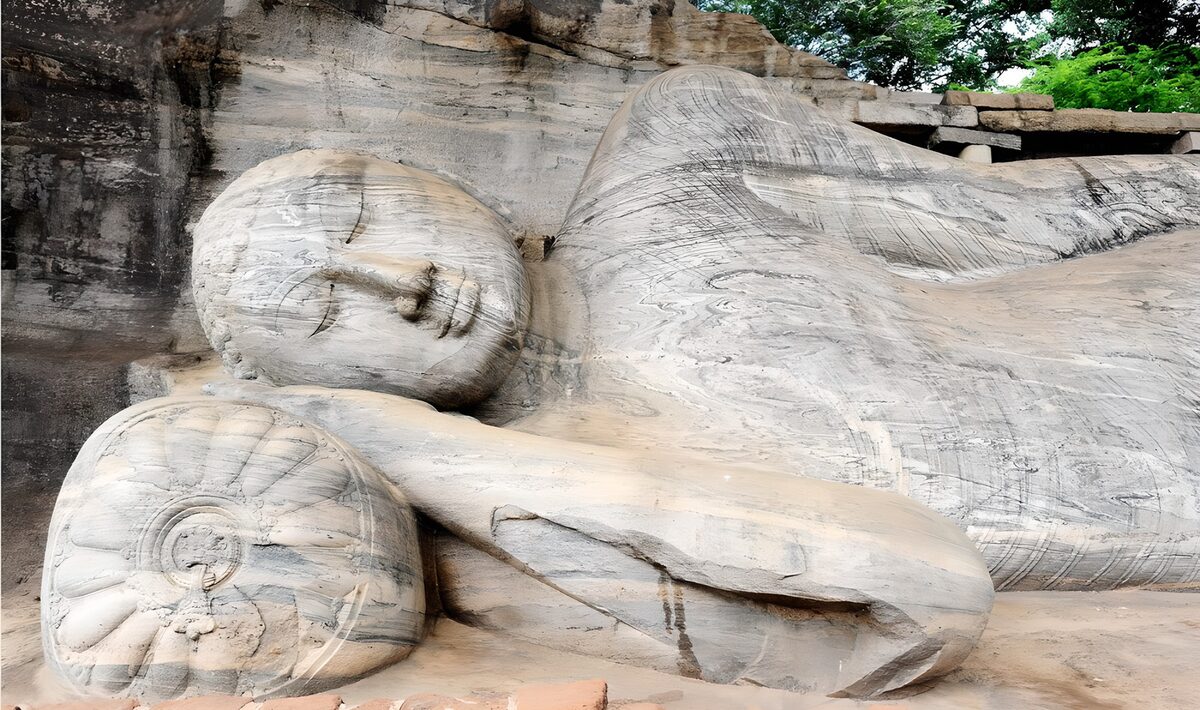 Liggende Buddha i lys, vejrbidt sten