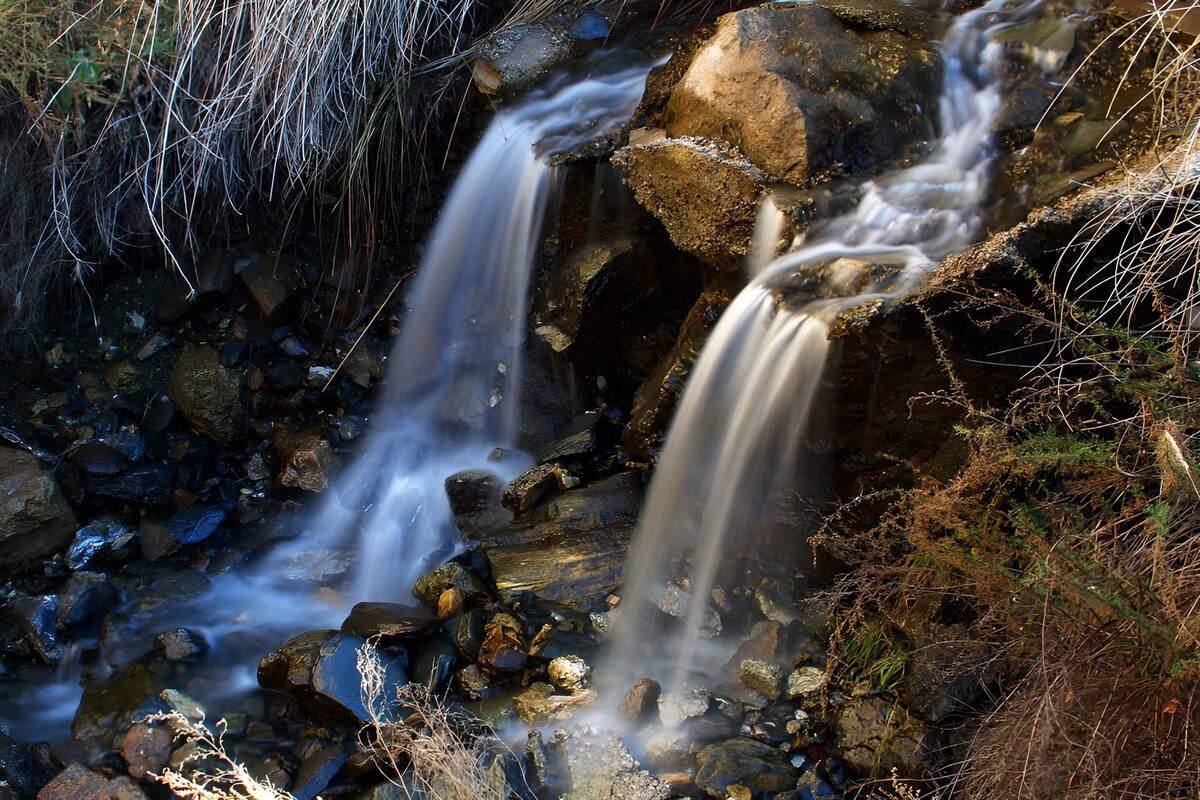 HPDK39295: To små vandfald mellem mørke sten