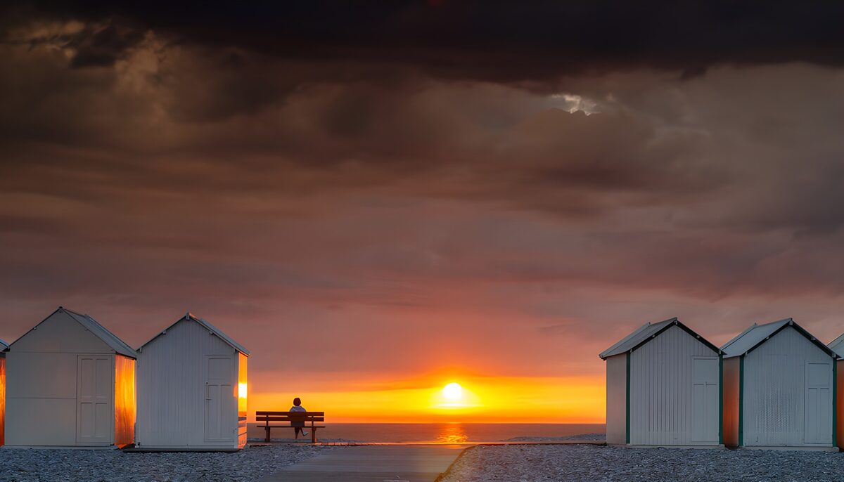 HPDK86146: Hvide badehuse i solnedgang