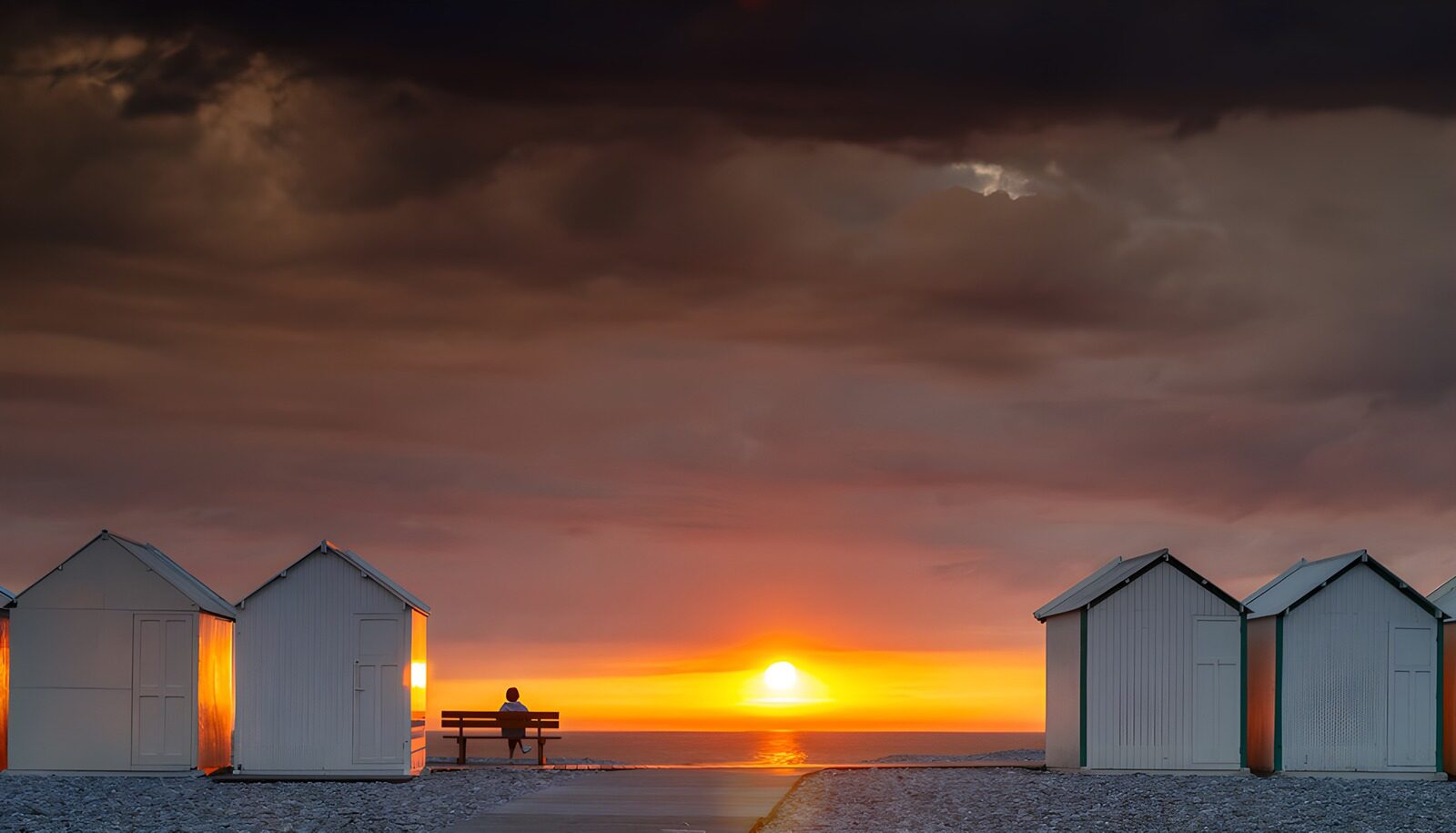 HPDK86146: Hvide badehuse i solnedgang