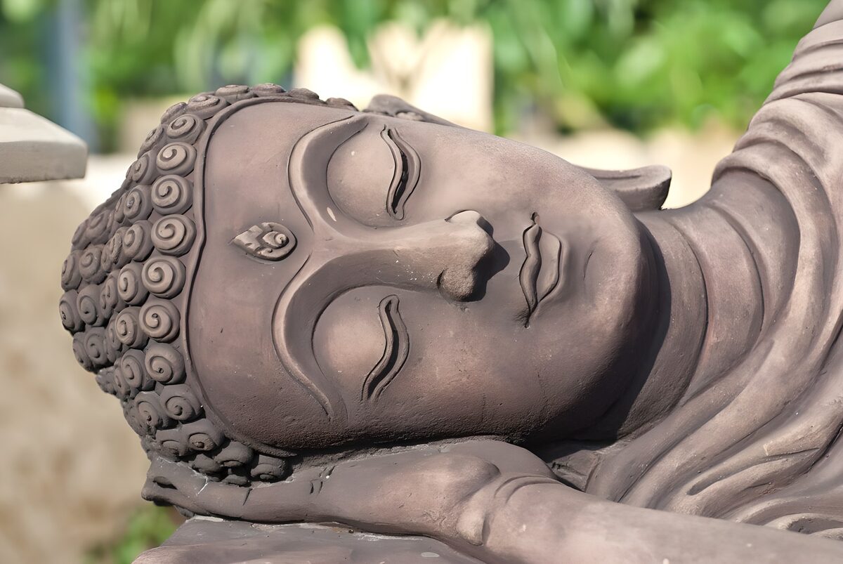 Hvilende Buddha med hovedet i hånden