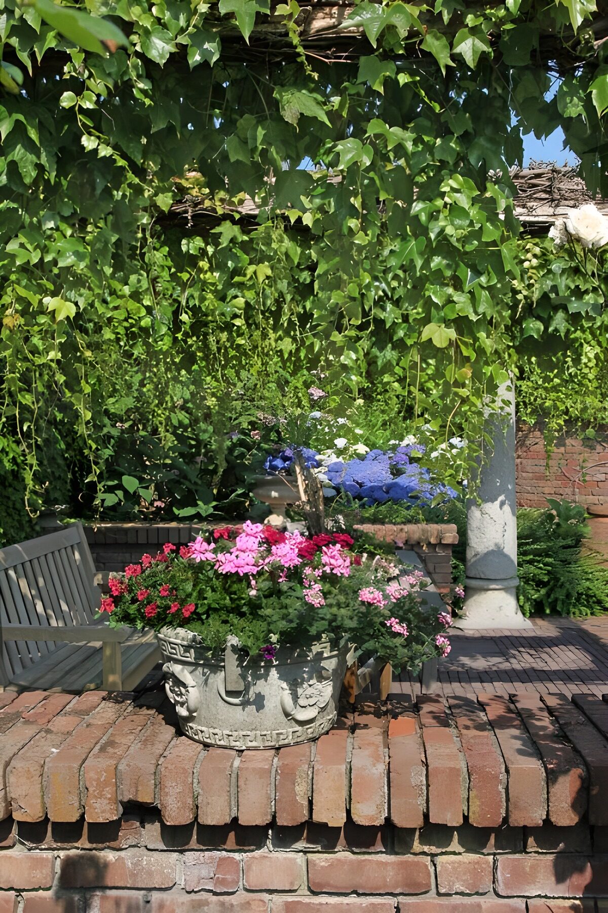 HPDK42253: Solrig gårdhave med blomster og vedbend
