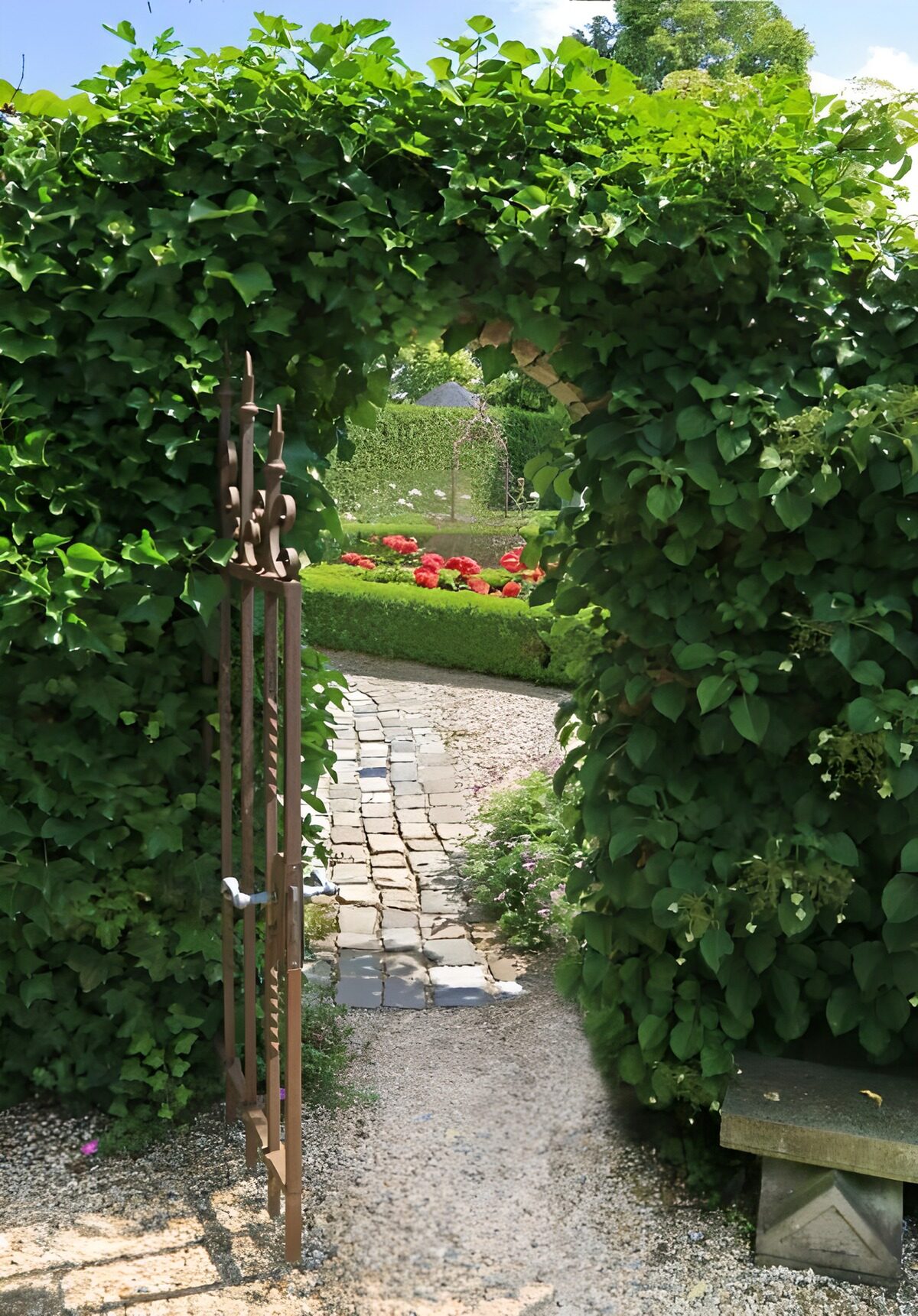 HPDK18351: Løvklædt stenbue om havens blomster