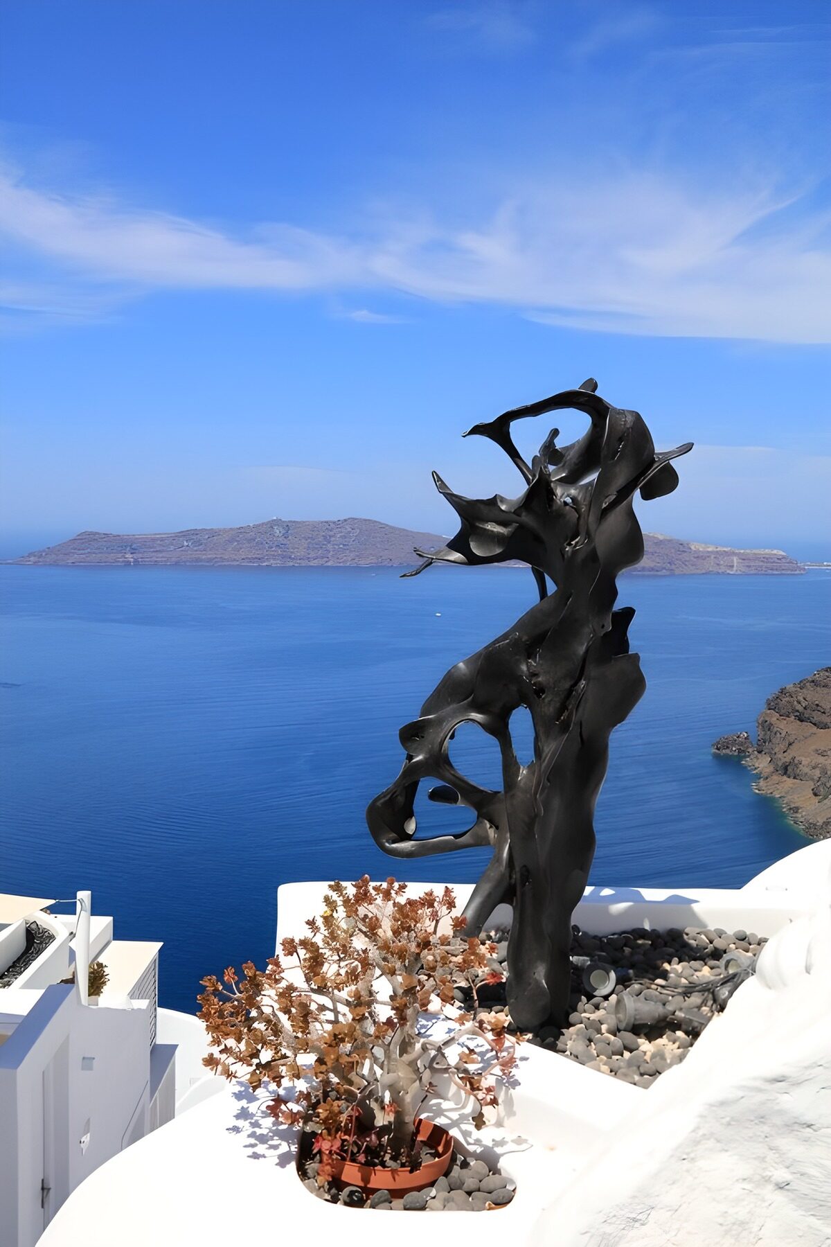 Sort skulptur på en solhvid terrasse