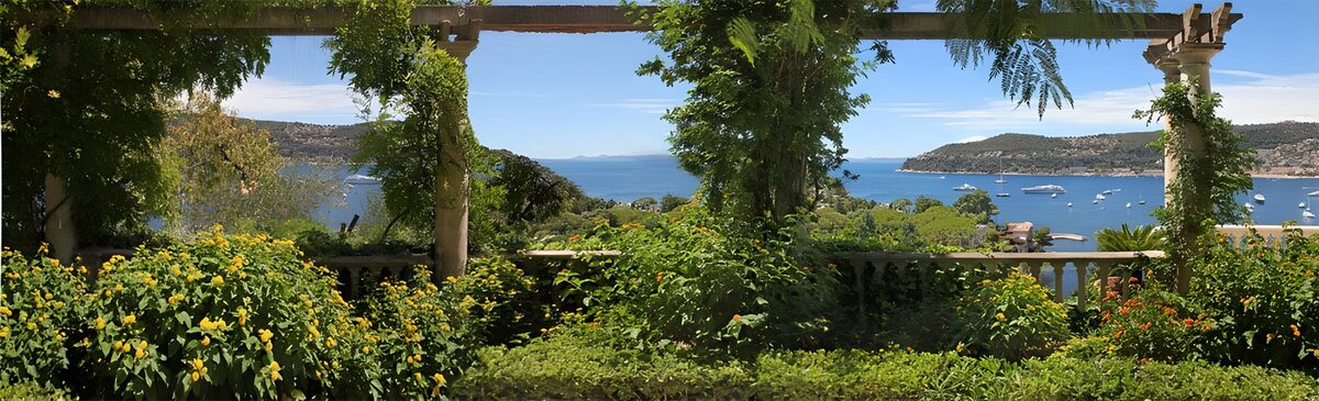 Sommerterrasse med pergola og bådudsigt