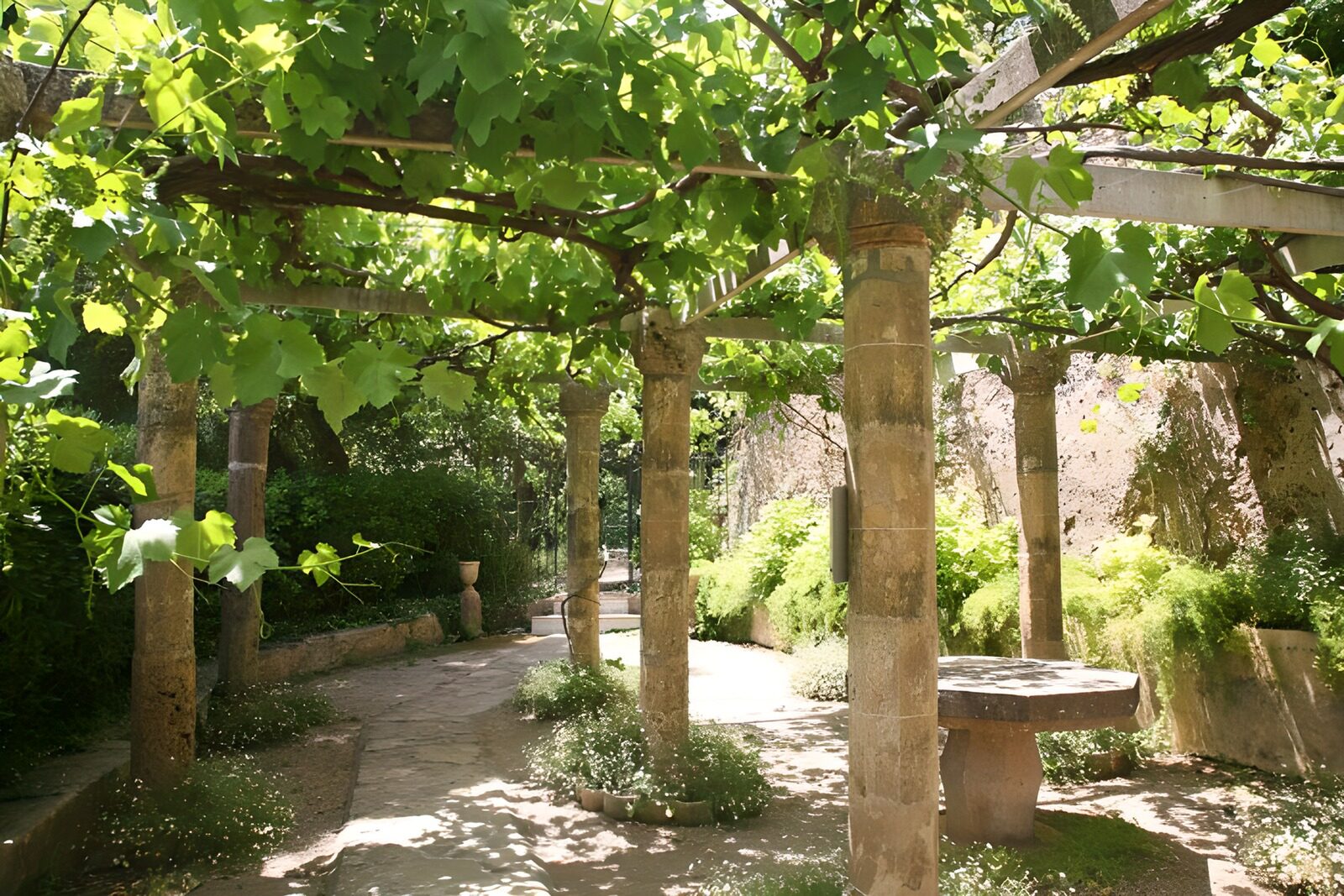 HPDK15868: Pergola med stensøjler i sol og skygge