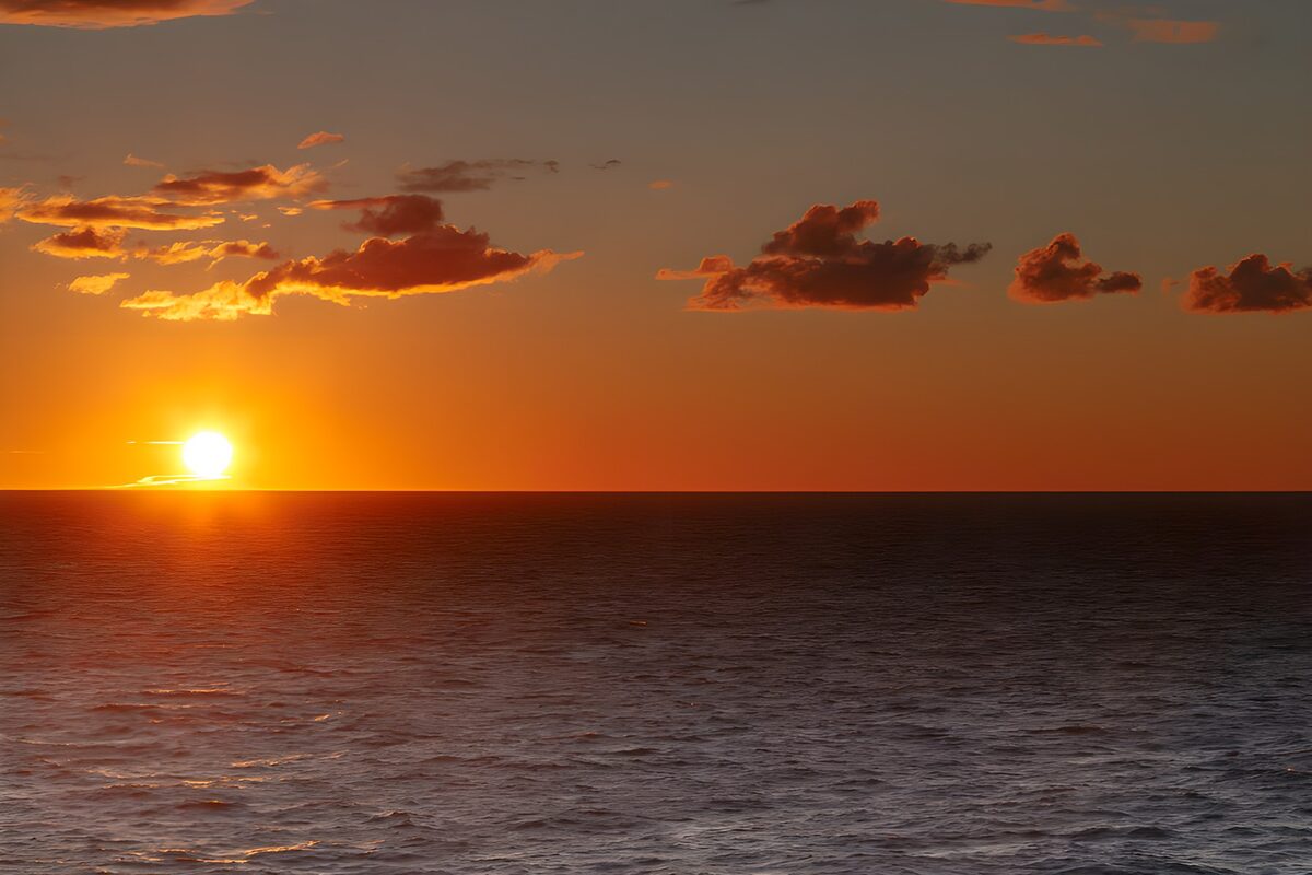 Solnedgang over roligt hav