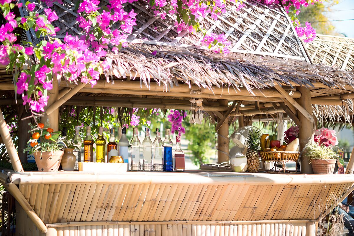 Bambusbar med blomster og feriestemning
