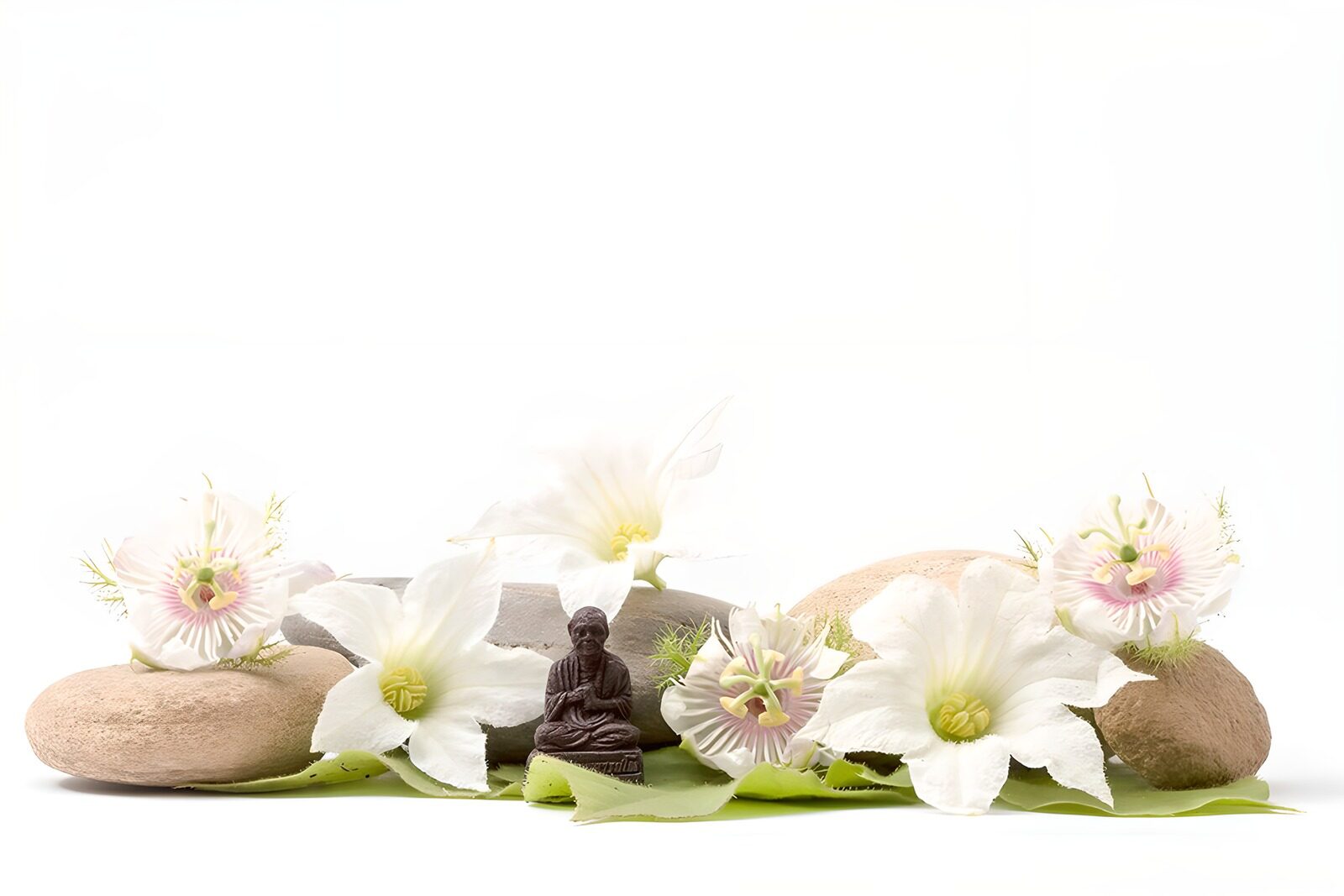 HPDK12200: Buddha i ro med hvide blomster og sten