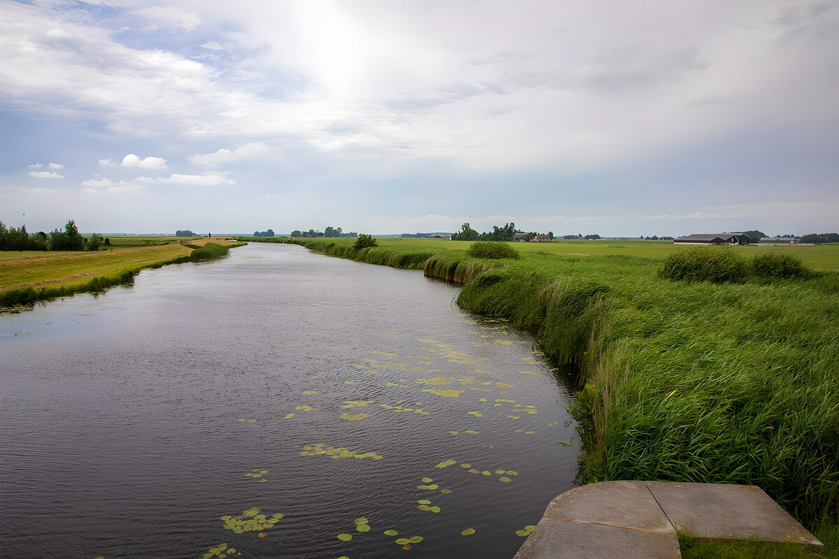HPDK48304: Stille kanal mellem grønne marker