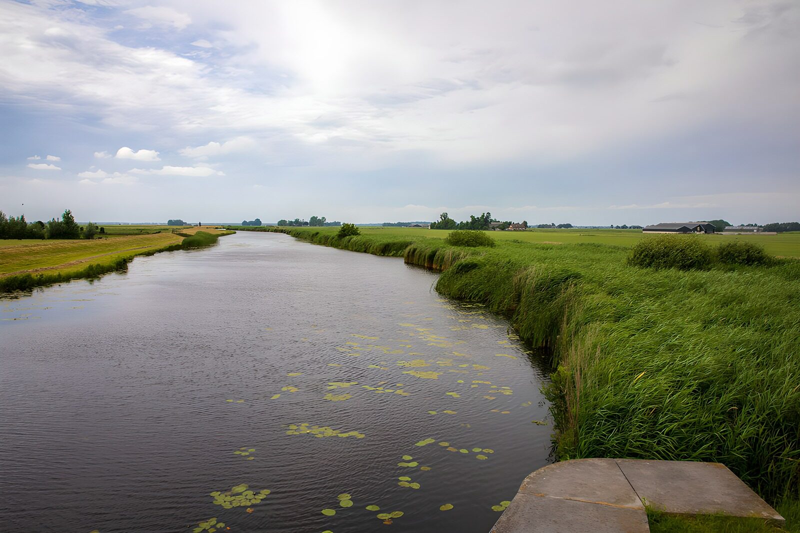 HPDK48304: Stille kanal mellem grønne marker