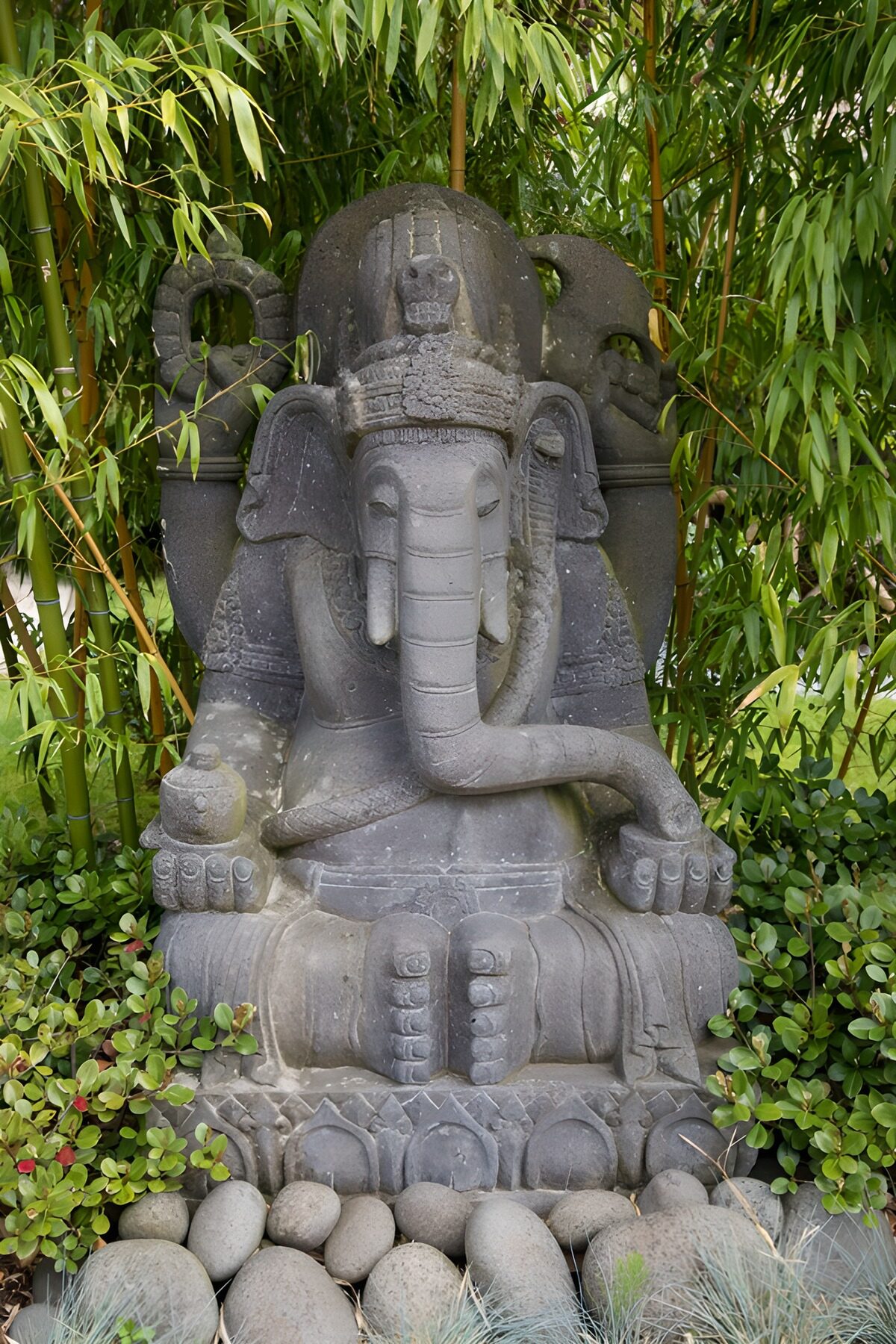 HPDK31227: Ganesha i sten blandt havens grønne blade