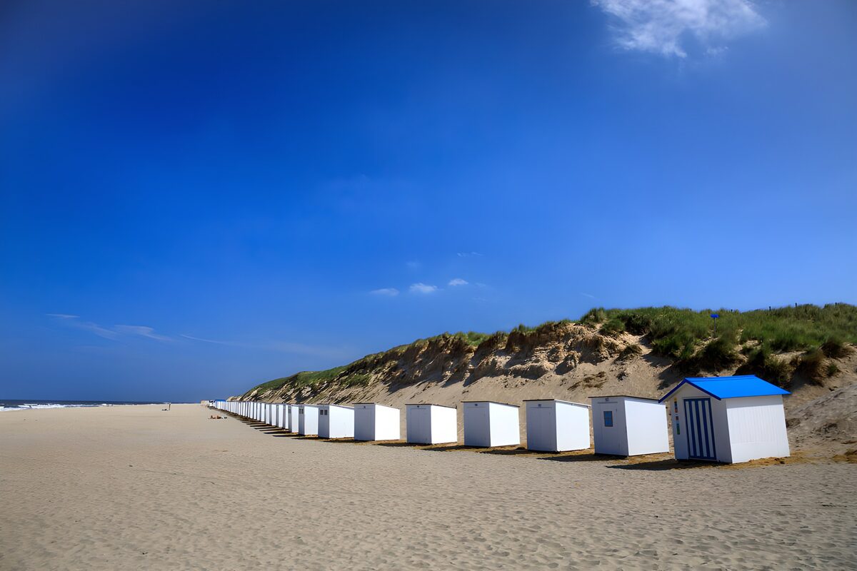 HPDK48804: Hvide badehuse under blå sommerhimmel