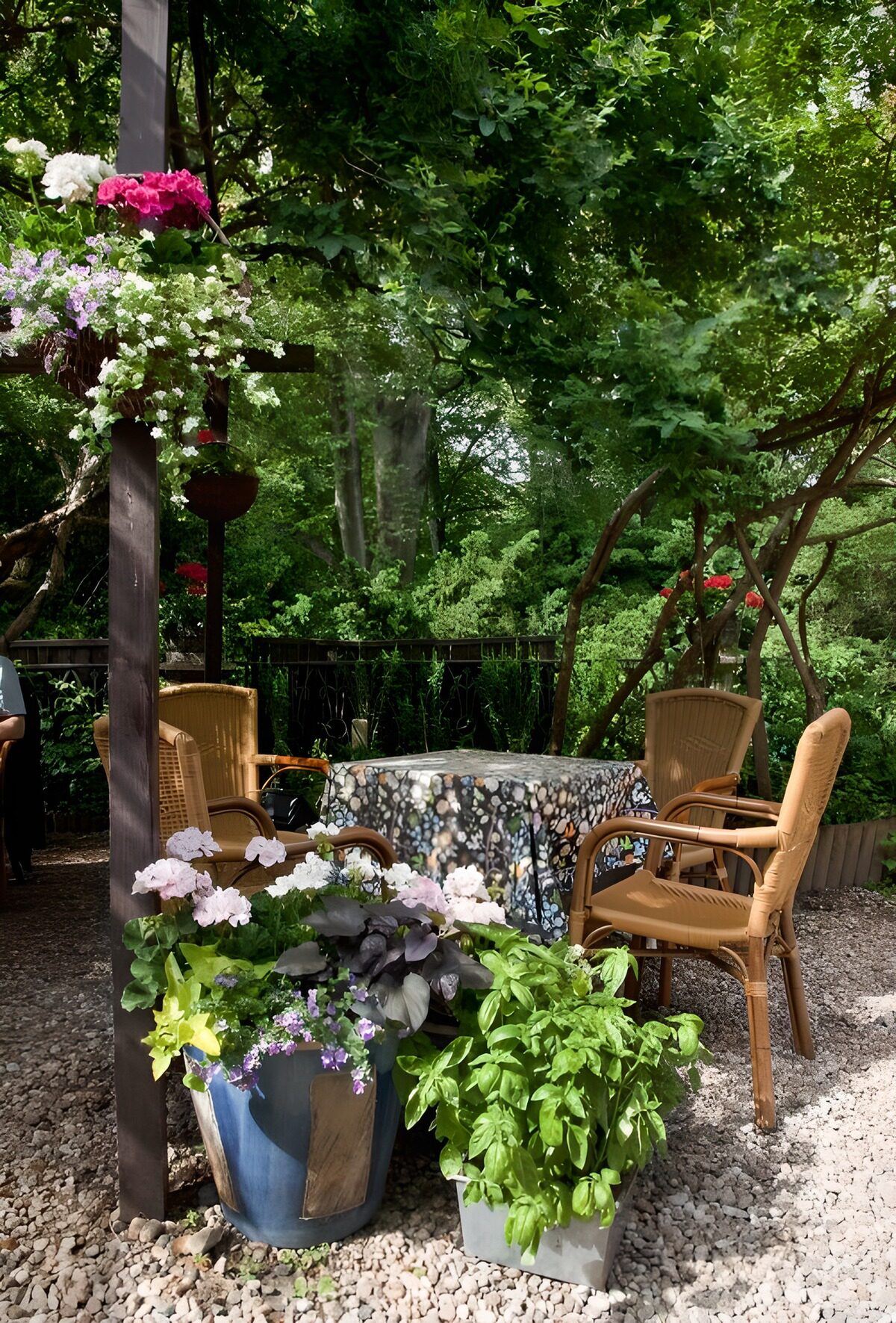 Havemøbler og blomster i en grøn krog