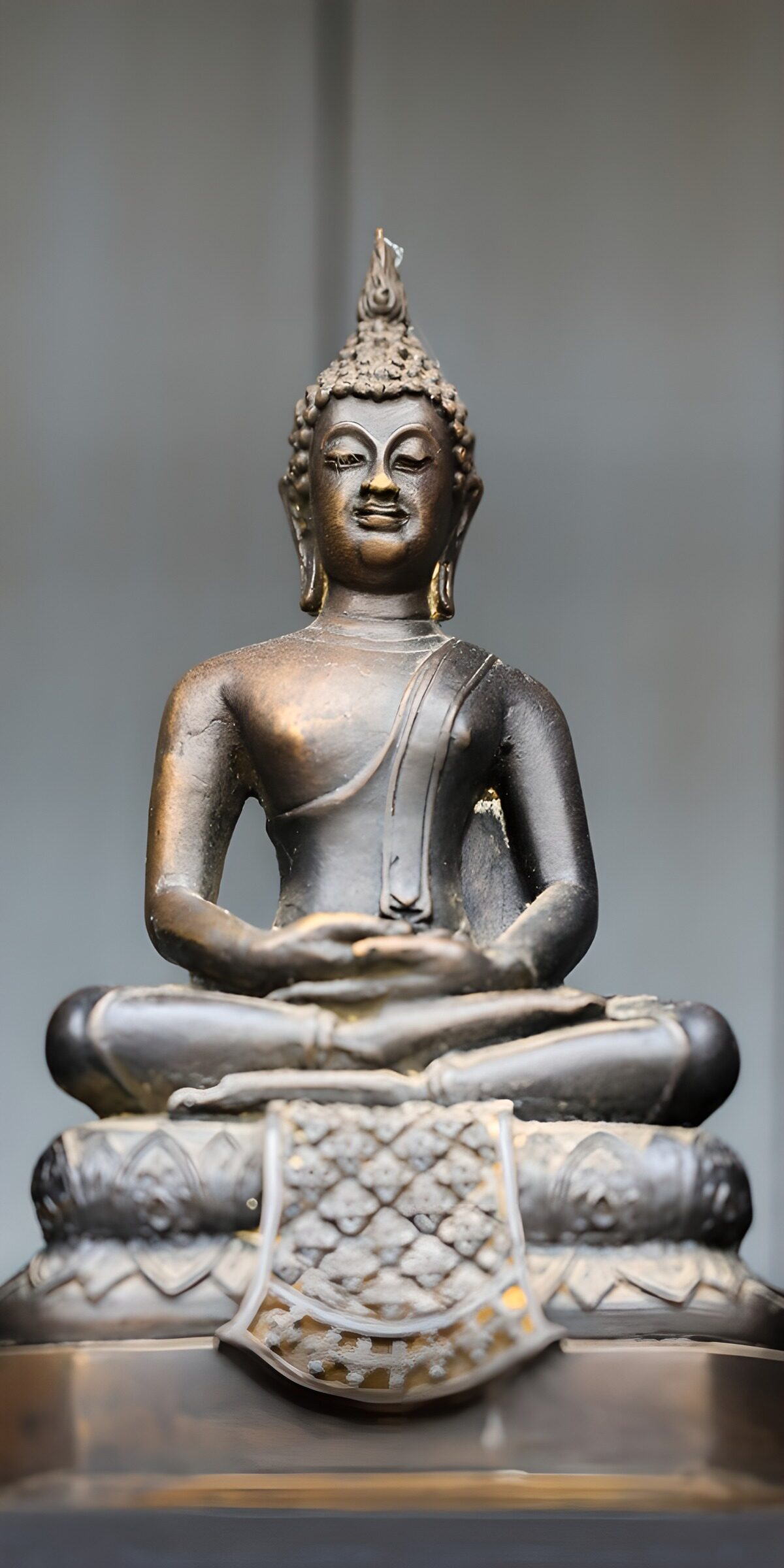 HPDK38795: Bronzefarvet Buddha i stille meditation