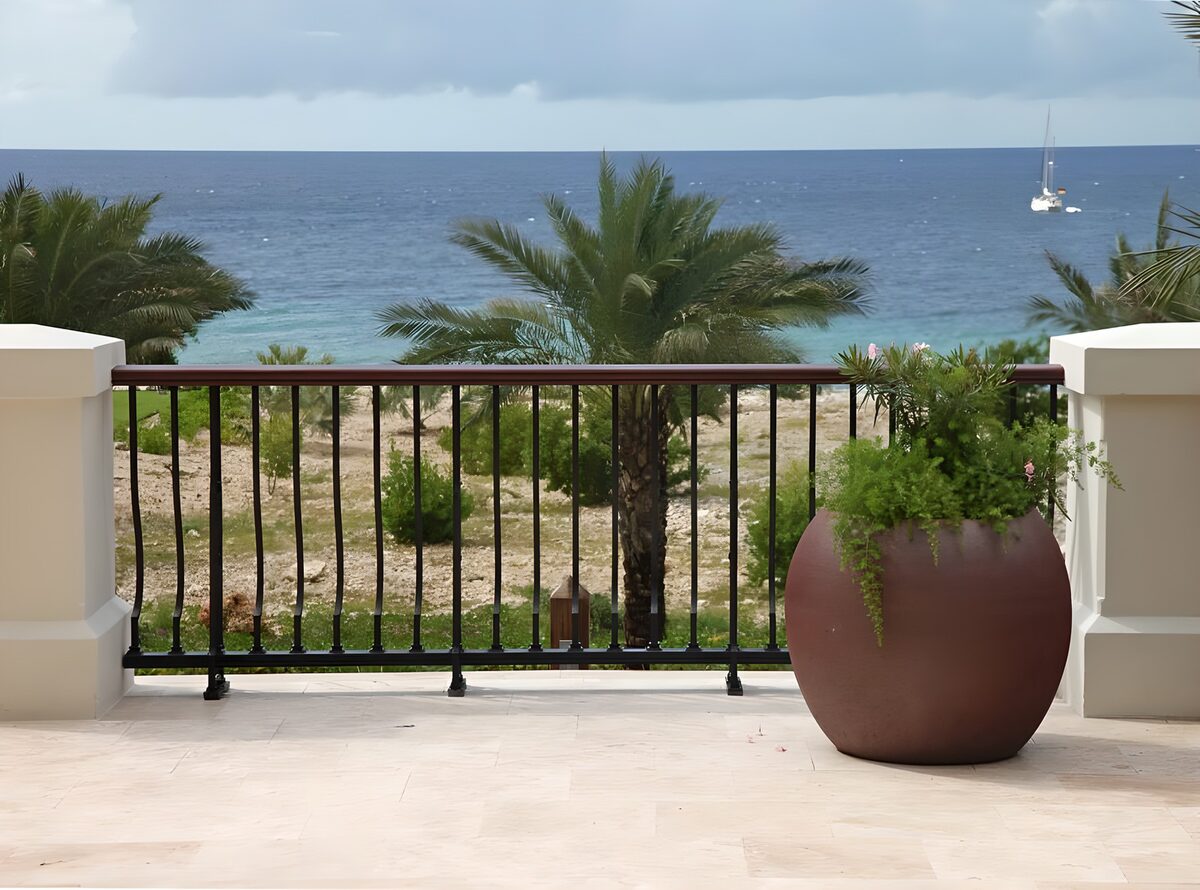 HPDK64052: Terrasse med palmer og blåt hav