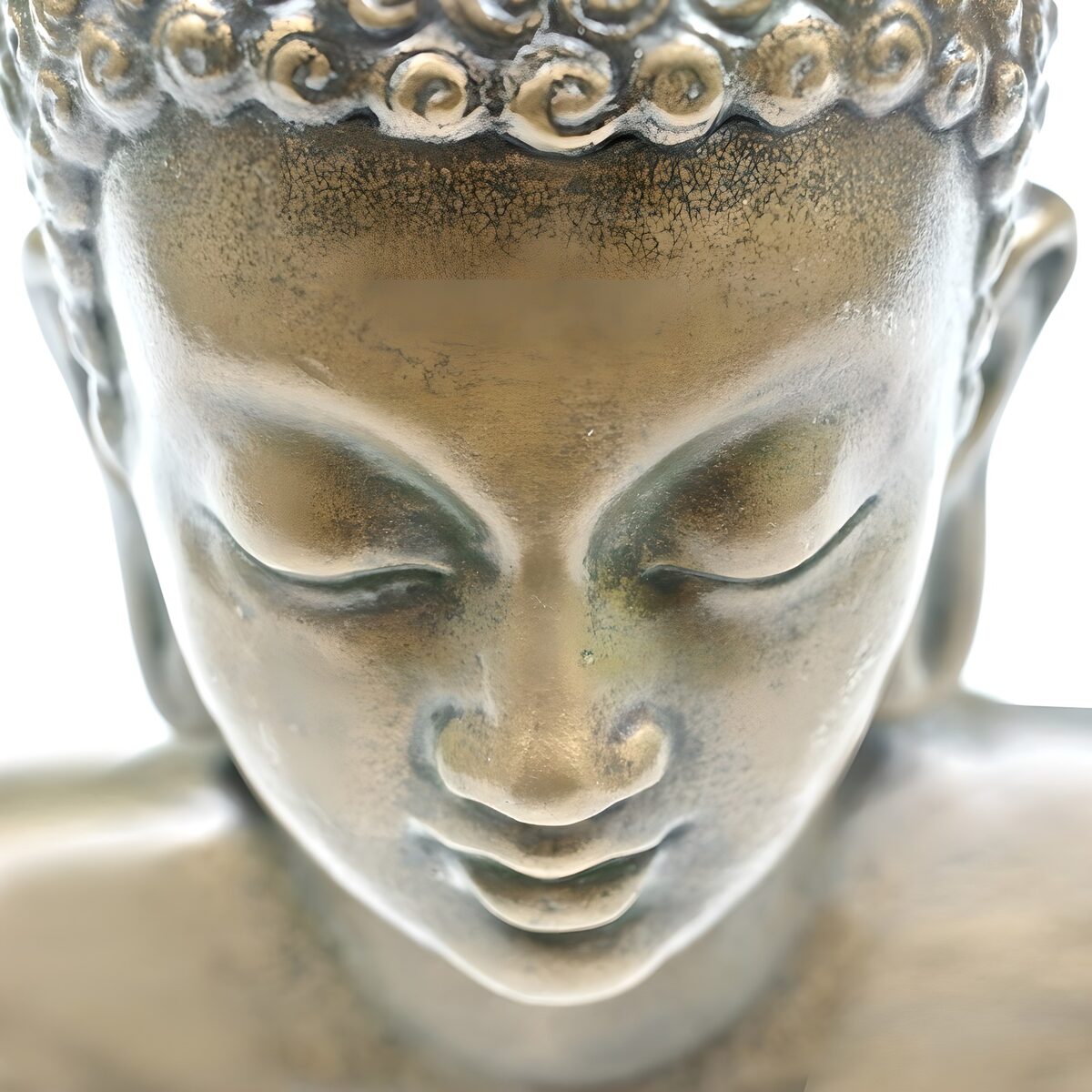 Buddha med lukkede øjne i gyldent lys