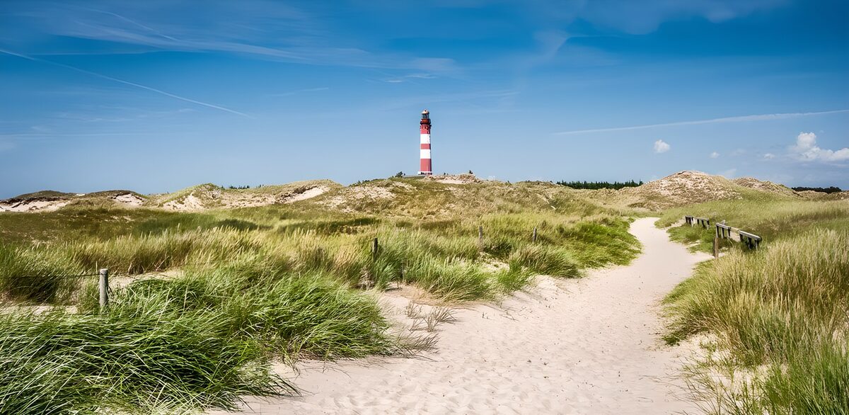 HPDK48035: Sandsti mod fyret under blå sommerhimmel