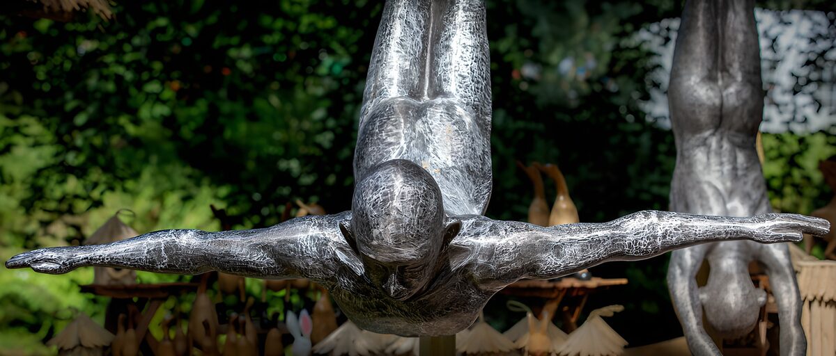 Metalskulptur i et svævende spring