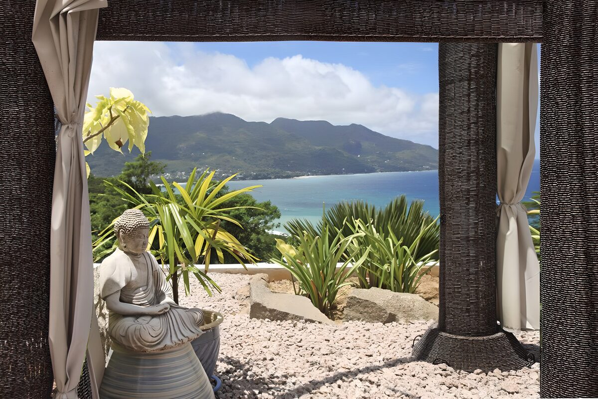HPDK60371: Buddha på terrassen ved den blågrønne bugt