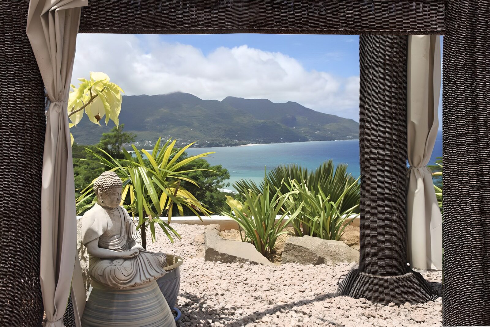 HPDK60371: Buddha på terrassen ved den blågrønne bugt