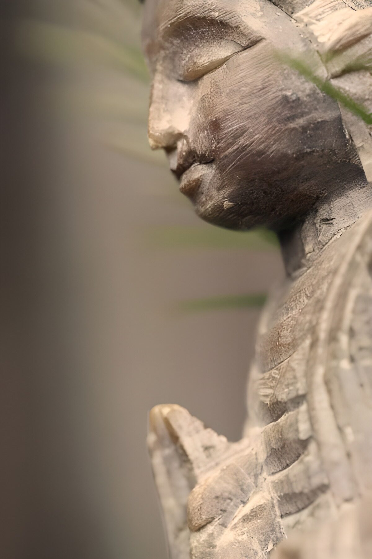 Buddha i træ set fra siden
