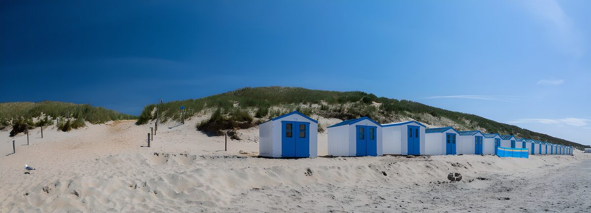 HPDK21847: Hvide badehuse med blå døre i sommersol