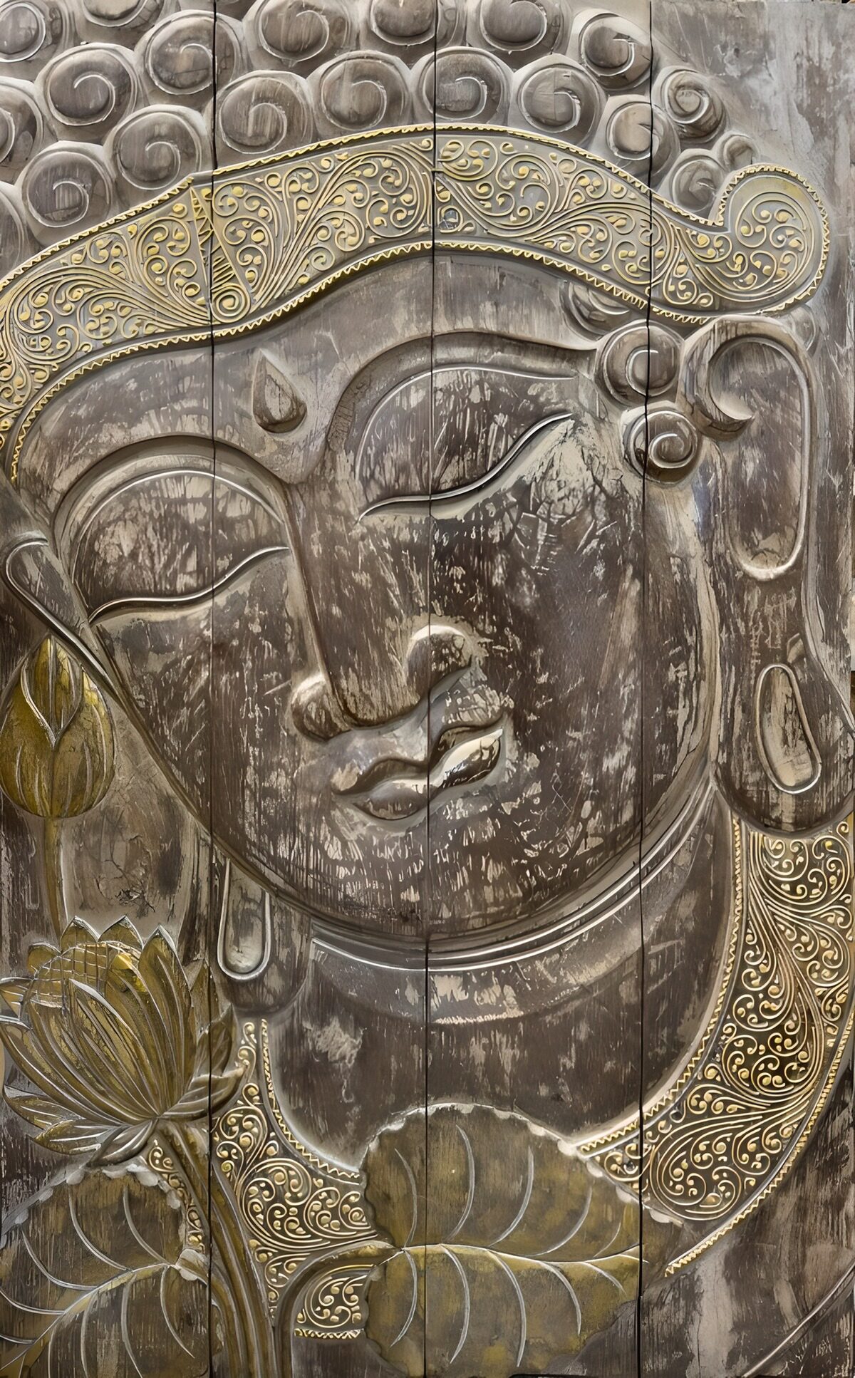 Buddha i trærelief med gyldne snoninger