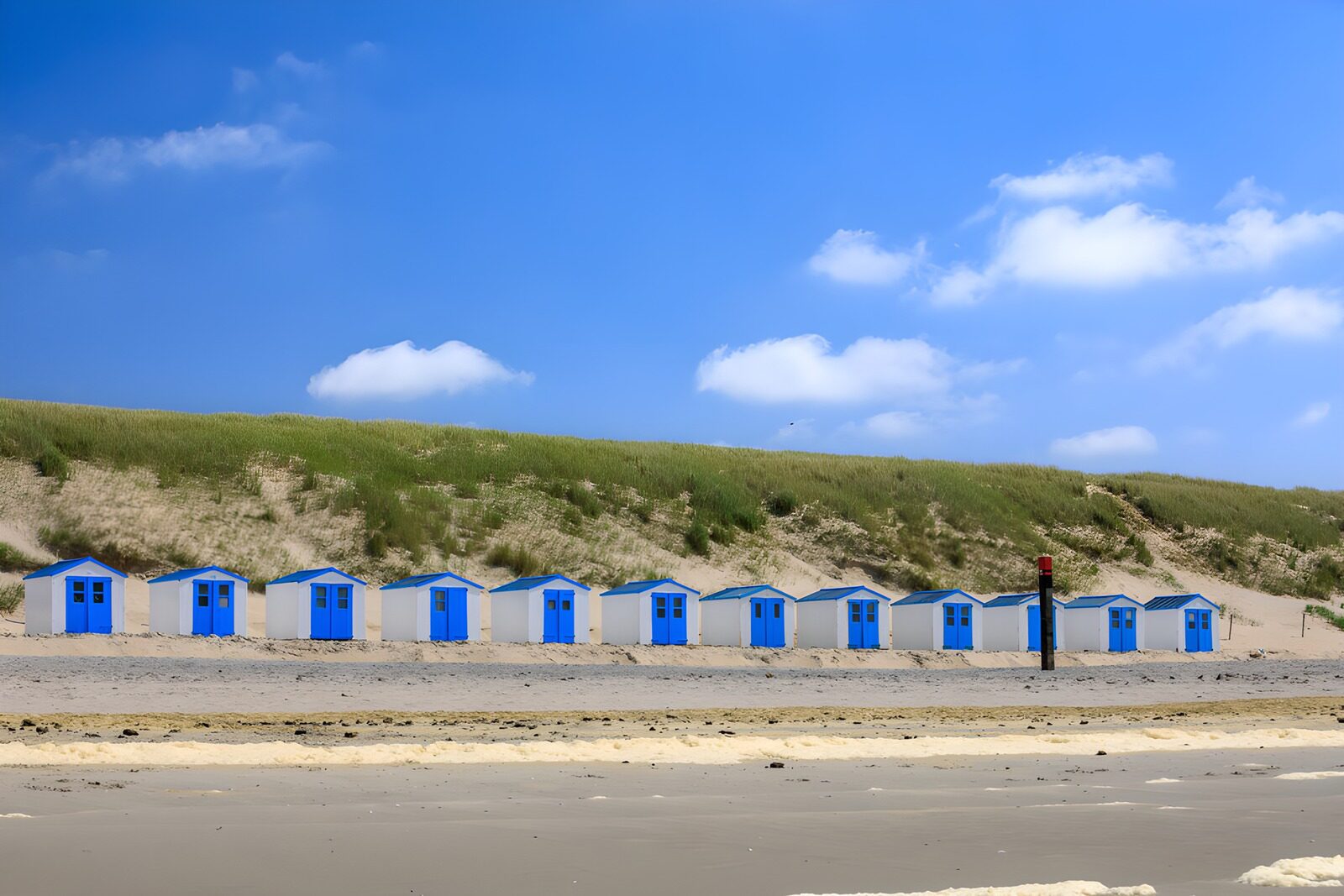 HPDK83356: Hvide badehuse i sol ved klitterne