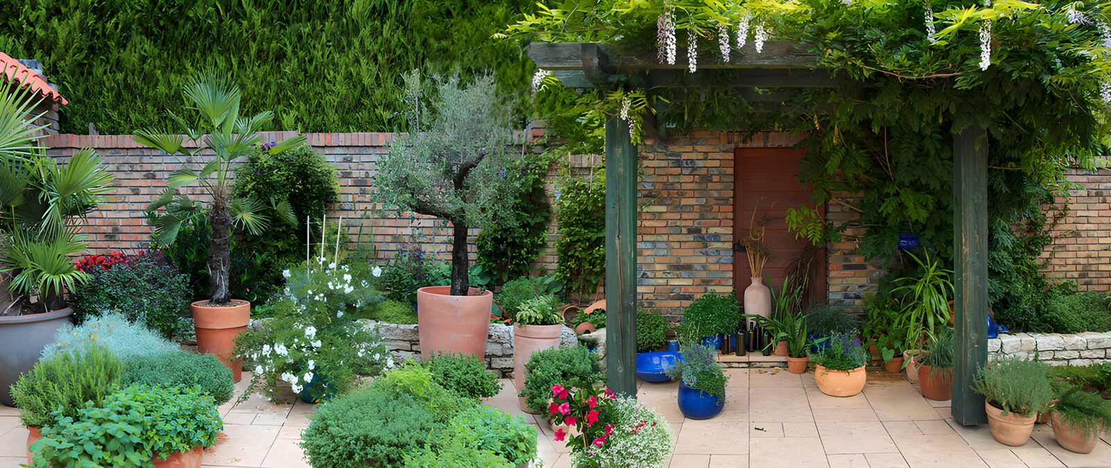 HPDK34235: Frodig gårdhave med krukker og pergola