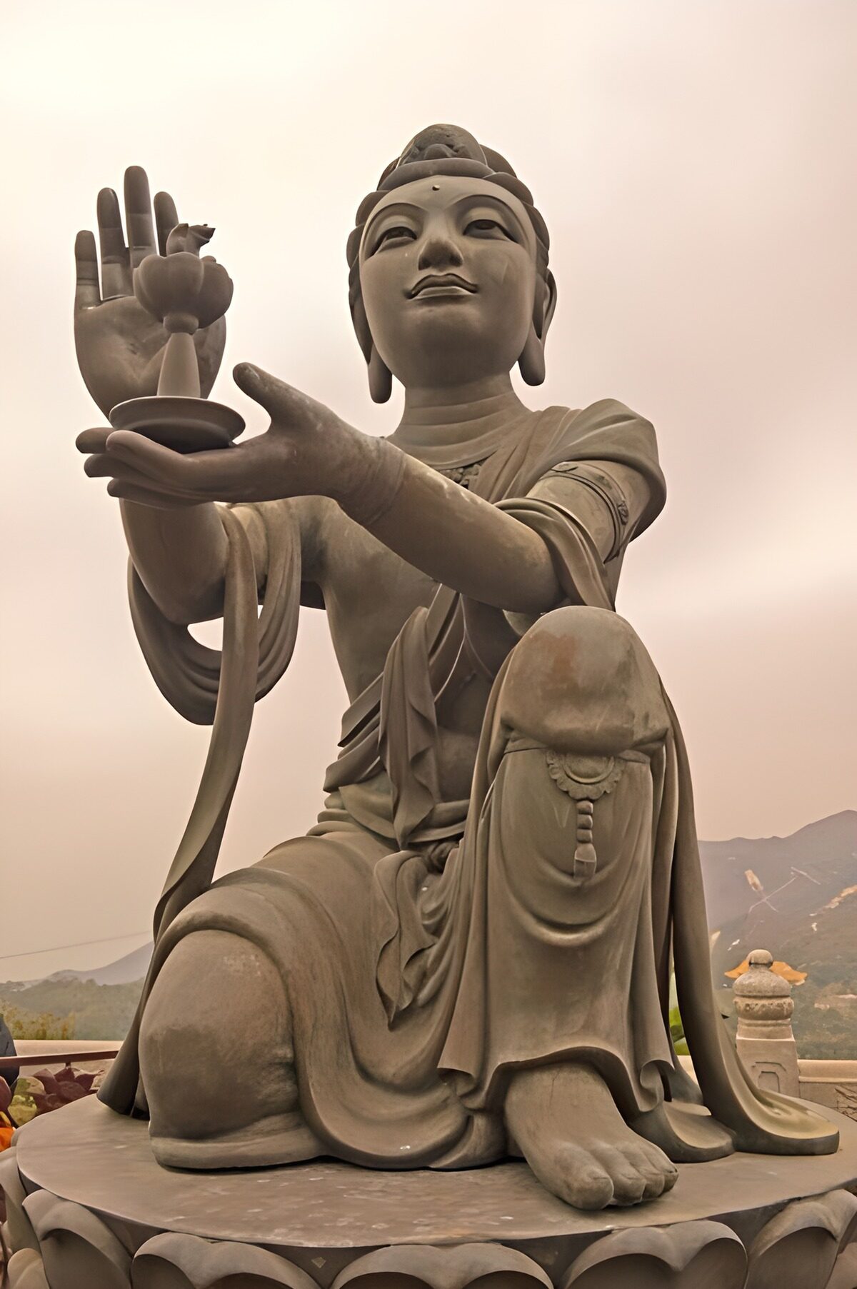 HPDK21705: Buddhistisk stenstatue på lotussokkel