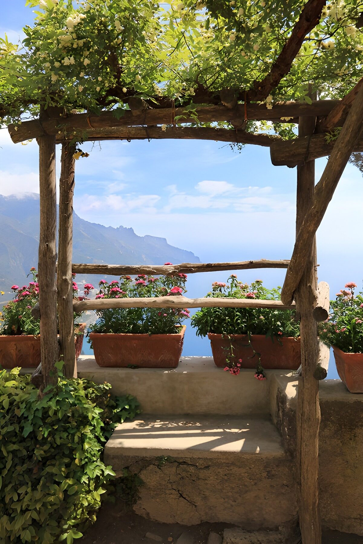 Pergola med blomster og havudsigt