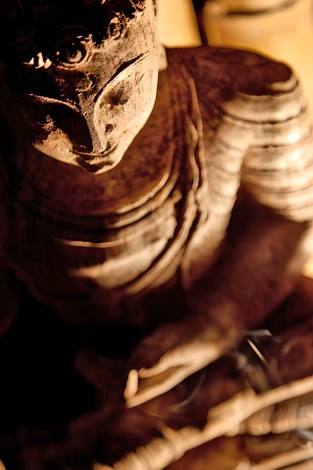 HPDK10059: Buddhastatue i varmt, gyldent lys