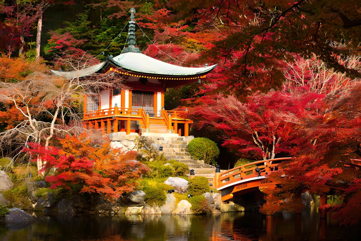 Japansk pavillon i varme efterårsfarver