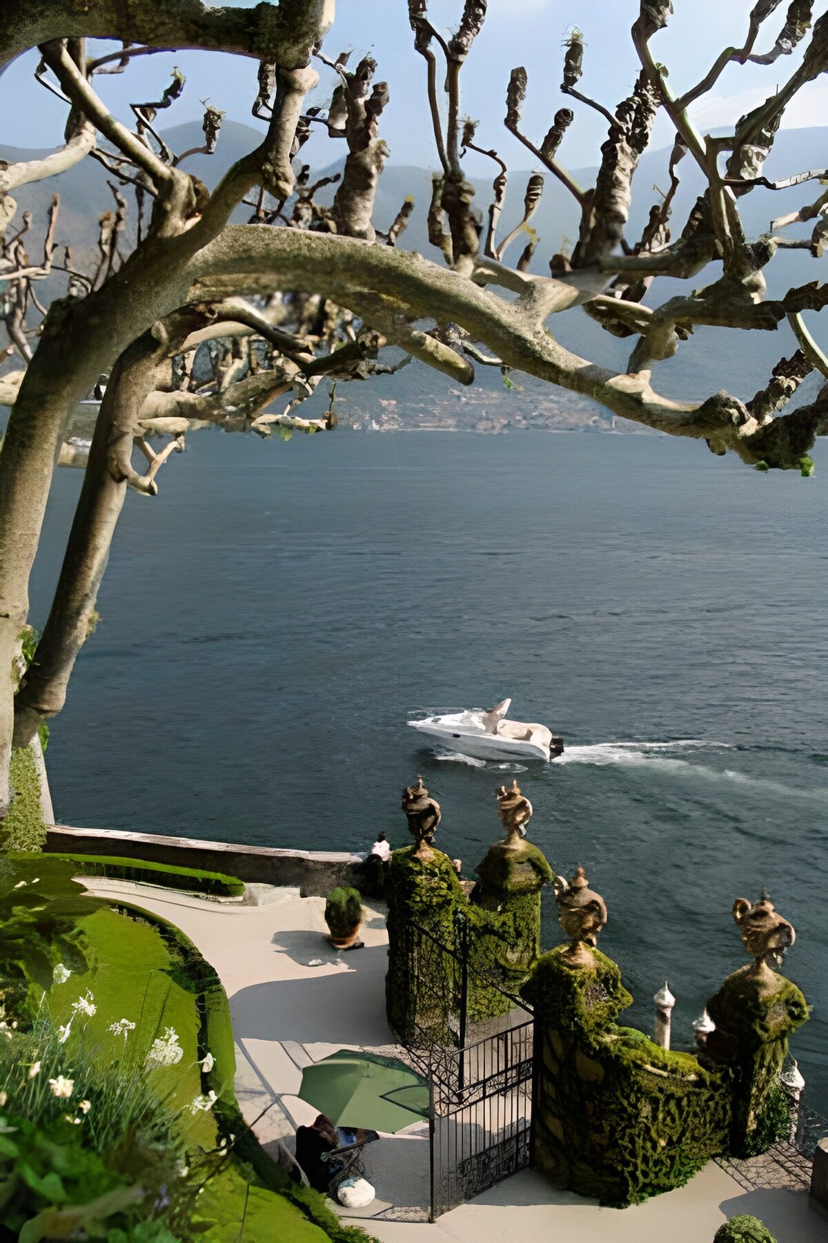 HPDK44921: Terrassehave med udsigt til båd og bjerge