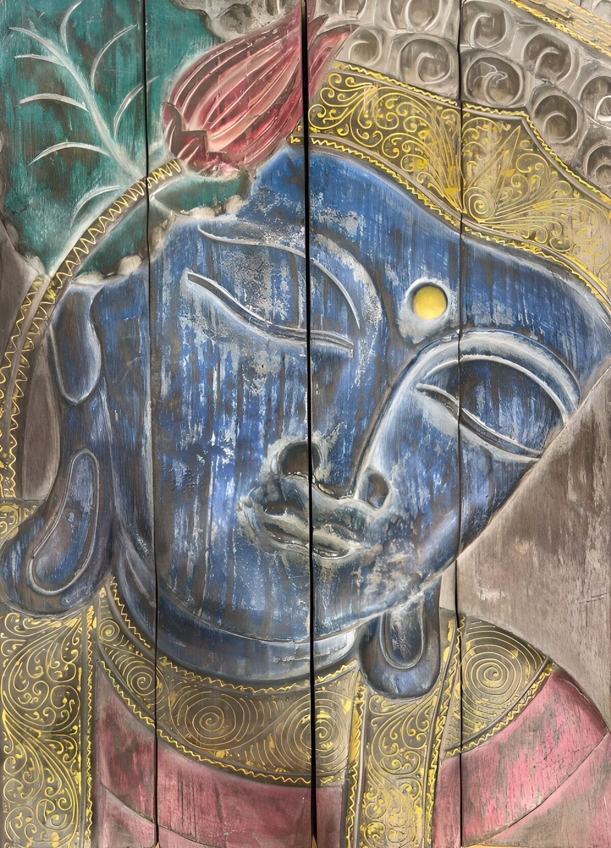 HPDK71883: Blåt Buddha-ansigt på slidt træ