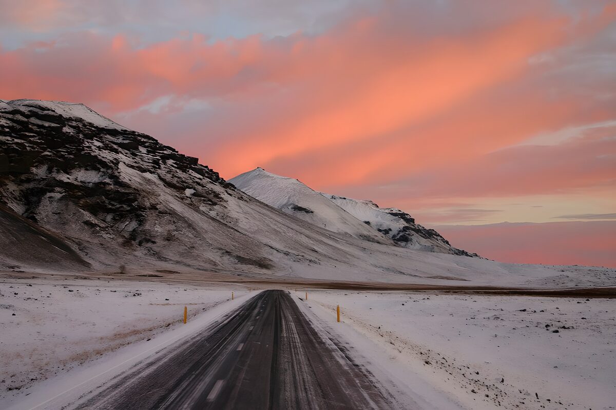Vintervej under en lyserød himmel