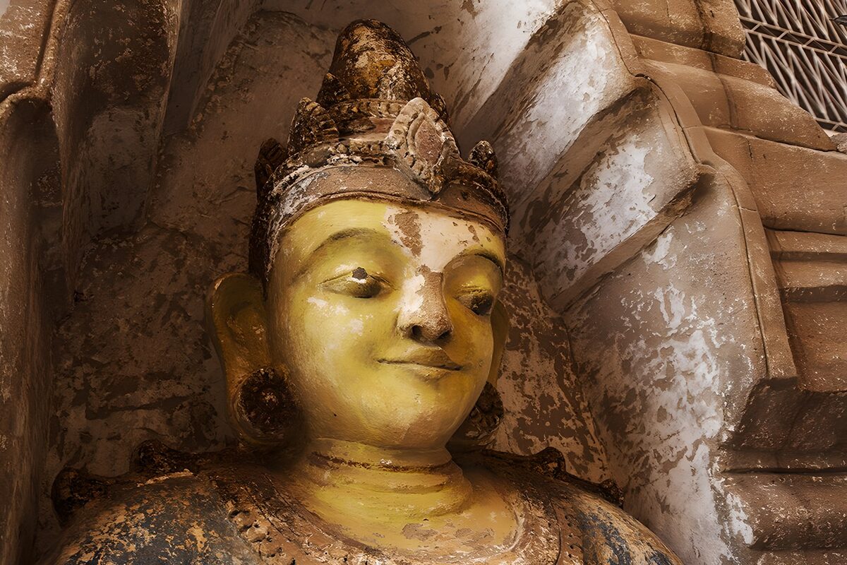 Forgyldt Buddha i en slidt niche