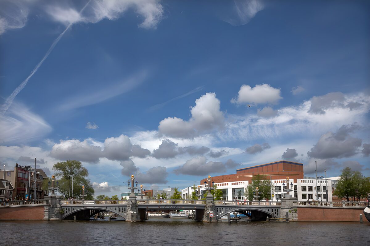 HPDK97755: Amsterdams bro under blå himmel
