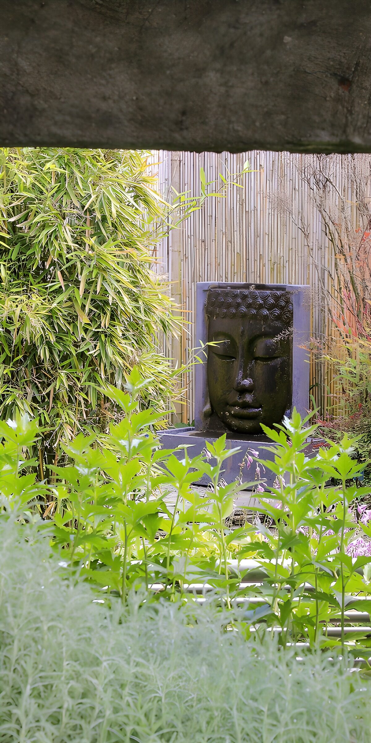 HPDK55327: Buddhaspringvand i havens grønne ro