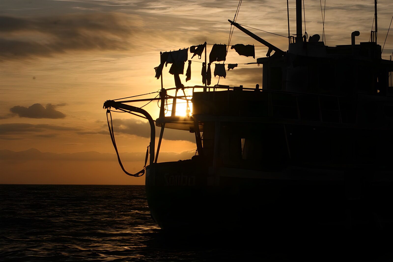 HPDK57388: Båd i silhuet ved solnedgang