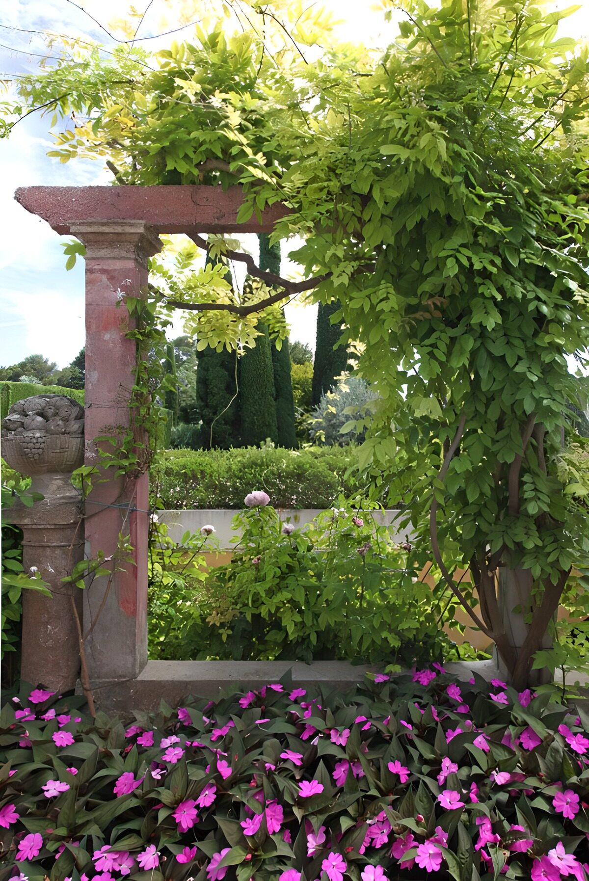 HPDK25546: Stenpergola med lyserøde blomster
