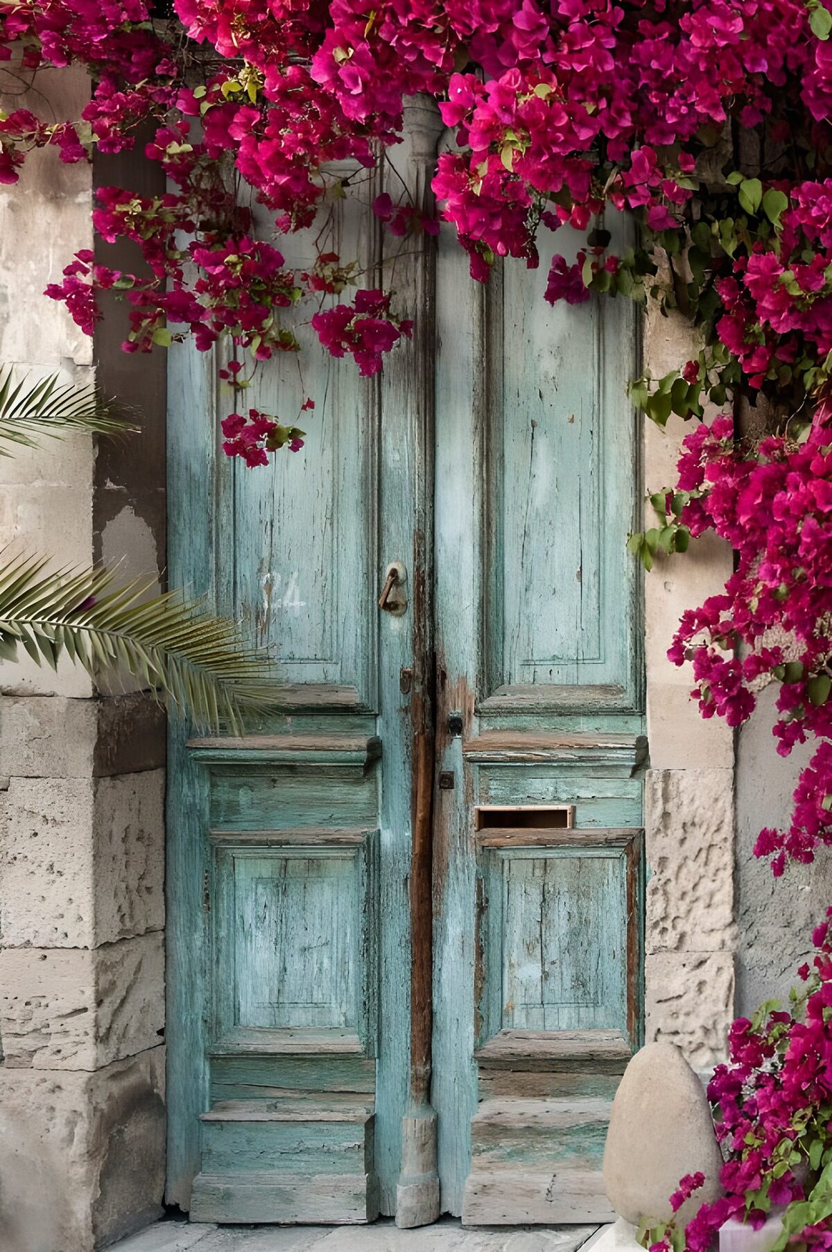 HPDK53642: Turkis dobbeltdør under pink blomster
