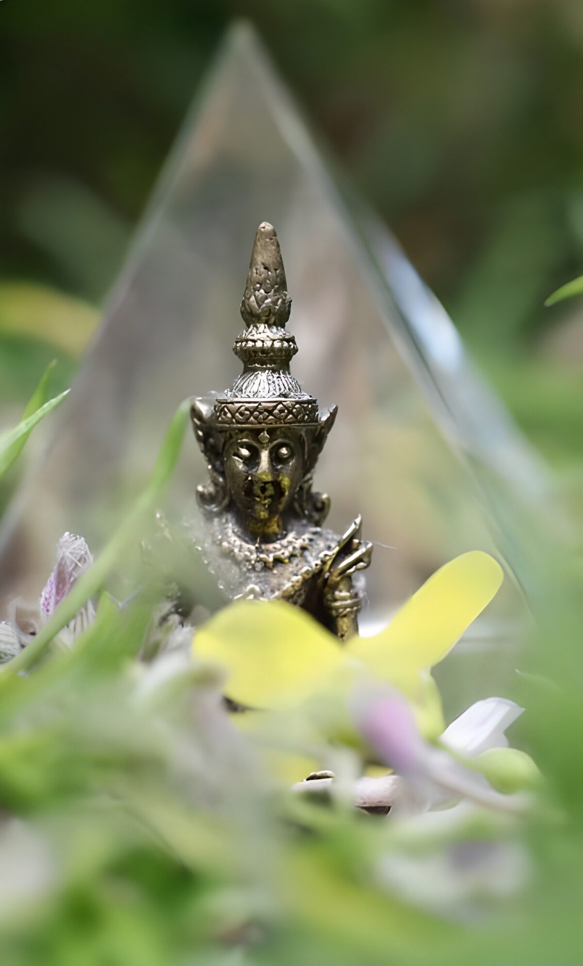 HPDK24411: Bronzefarvet Buddha mellem sarte blomster