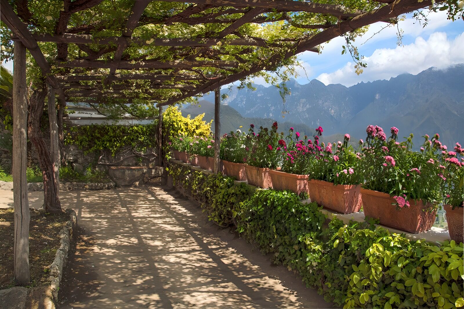 HPDK88275: Blomsterterrasse med pergola og bjergudsigt